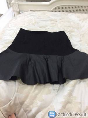 Juodas sijonas su dirbtine oda