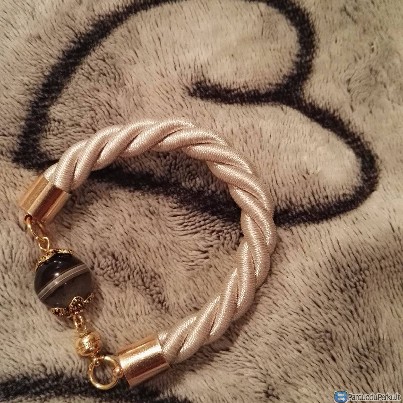 Juodasis agatas su balta virvele