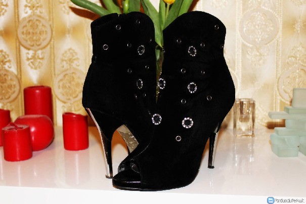 Juodi aukstakulniai bateliai