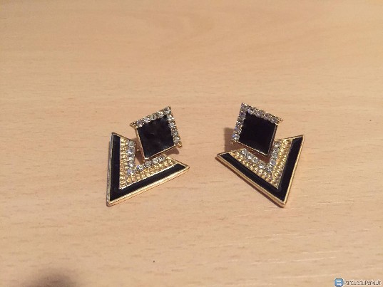 Juodi kabantys auskarai