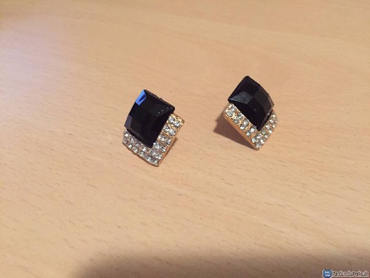 Juodos spalvos auskarai su akutėmis