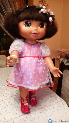 Kalbanti ir dainuojanti lėlė