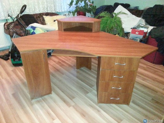 Kampinis rašomasis stalas