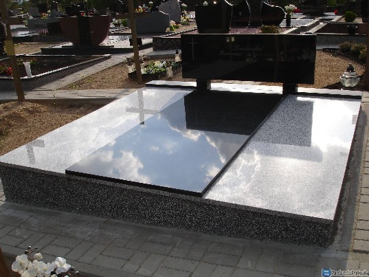 Kapų kapaviečių Tvarkymas, Paminklai, Antkapiai