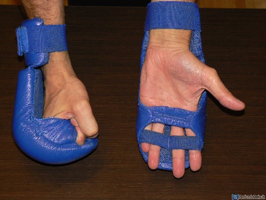 Karate pirštines 4 eur