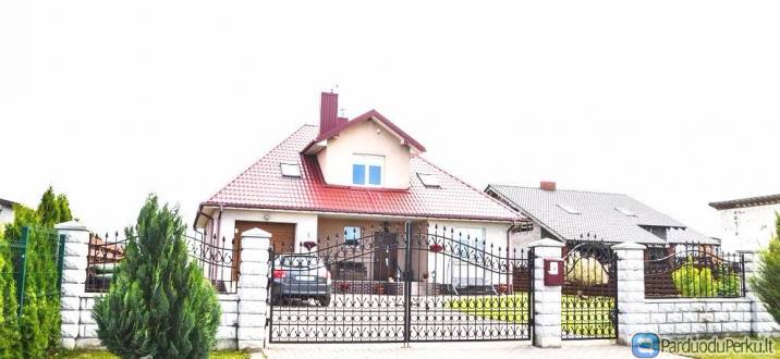 Klaipėdos miesto dalyje - Jakuose, parduodamas JAUKUS gyvenamasis NAMAS, su IŠPUOSELĖTU 13 a. žemės