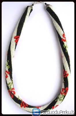 Klasikinis su raudonom gėlėm