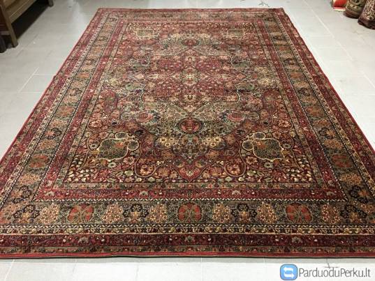 Kokybiški naudoti kilimai: vilnoniai, šilkiniai, rankų darbo ir kt.