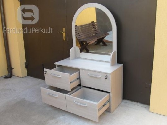 Komodos su veidrodžiu ir manikiūriniai staliukai
