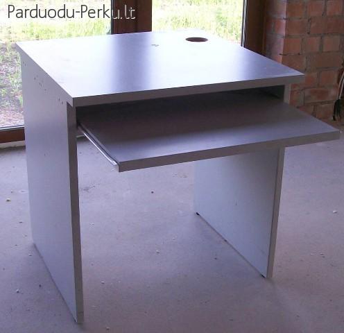 Kompiuterinis stalas su stalcium klaviaturai