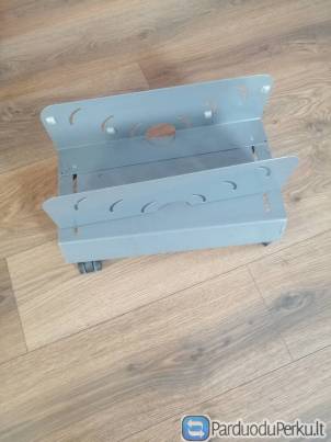 Kompiuterio laikiklis metalinis su ratukais.