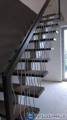 Laiptai iš natūralaus medžio namams