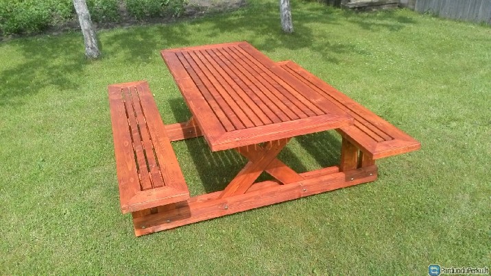 Lauko stalas ir suolai