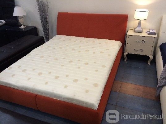 Lova su patalų dėže