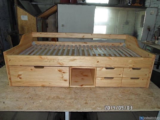 Lovos, komodos, stalai