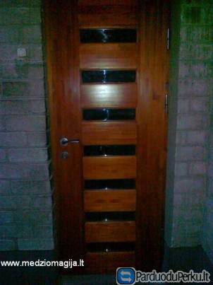 Medinės lauko durys