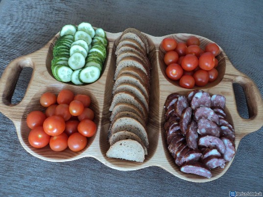 Medinės lėkštės, padėklai, skabtuoti indai