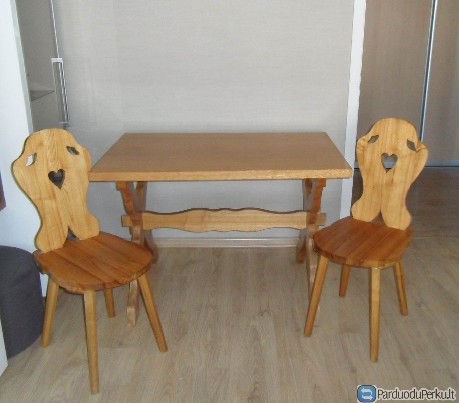 Medinis stalas su kedemis