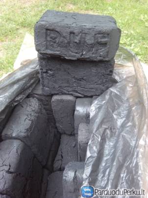 Medžio anglis briketuose