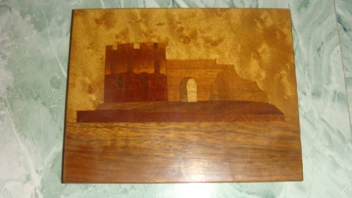 Medžio inkrustacija.