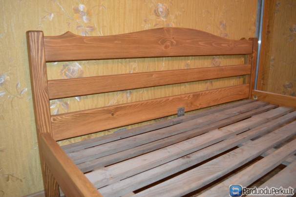 medžio masyvo lovos