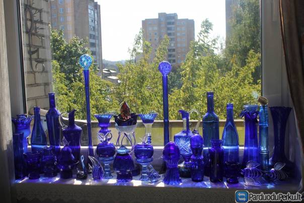 mėlynojo stiklo kolekcija
