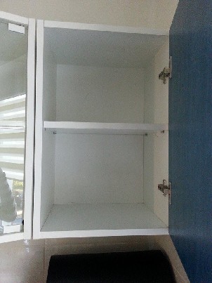 Mėlynos virtuvės pakabinamos ir pastatomos spintelės