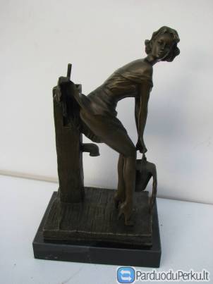 Mergina prie šulinio