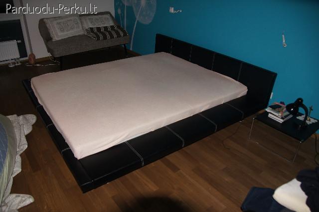 Metaline lova su juodos spalvos imitacija