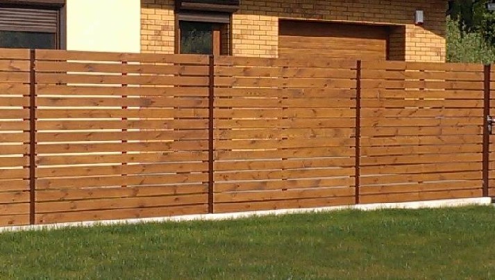 Metaliniai vartai, varteliai, tvoros. Medinių tvorų, vartų g