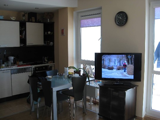 Metalinis stikliniu stalviršiu stalas ir kėdės