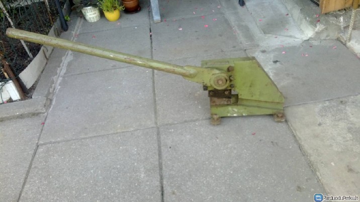 Metalo karpymo giljotina