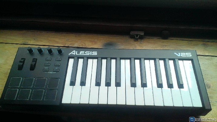 Midi controller Alesis V25