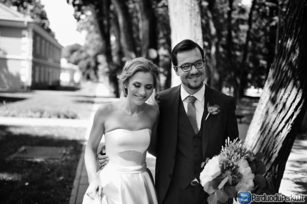 Minimalistinio stiliaus, ivory baltumo, minkšto šilko vestuvinė suknelė.