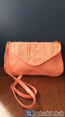 Moteriška rankinė per petį, Atmosphere