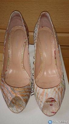 Moteriski aukstakulniai