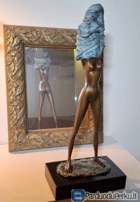 Moters bronzinė skulptūra su žalia patina, 36 cm