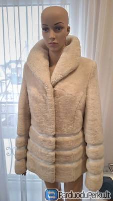 Natūralaus kailio baltas puspaltis