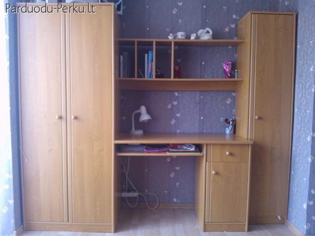 Naudota, vaikiška spinta su stalu + spintelė