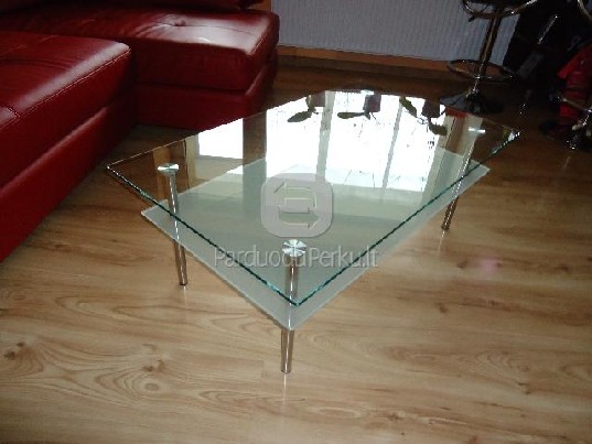 Naudotas stiklinis staliukas