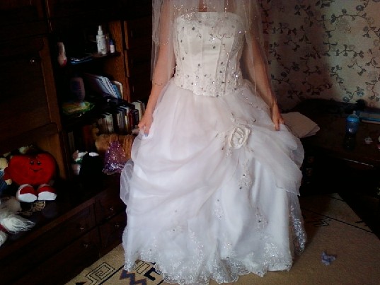 nauja vestuvine suknele ir nuometas