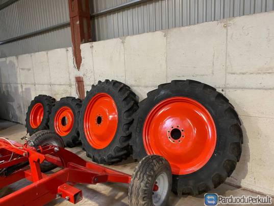 Naujas komplektas padangų su ratlankiais.