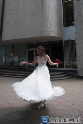 Nėriniuota vestuvinė suknelė