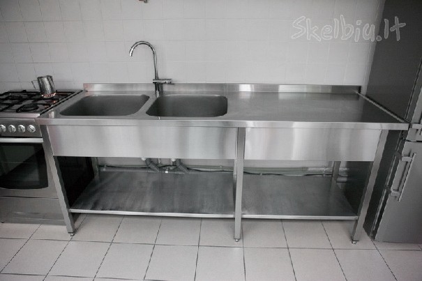 Nerudijancio plieno pramoninis stalas su dviem kriauklem.