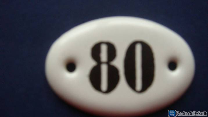 Numeris ant būto durų.