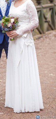 Pagal individualų užsakymą siūta vestuvinė suknelė