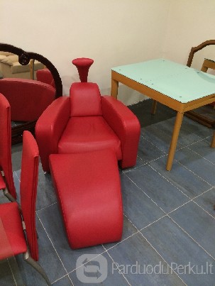 Odinis fotelis su pufu