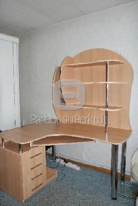 Paduodu didelį rašomąjį stalą su lentynomis 500lt