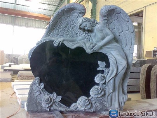 Paminklai, antkapiai, skulptūros, plokštės kapams.