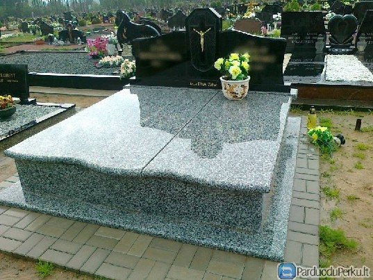 Paminklai, antkapiai, tvorelės ir kt.